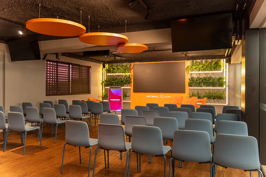 Auditório da HOTMILK preparado para apresentações