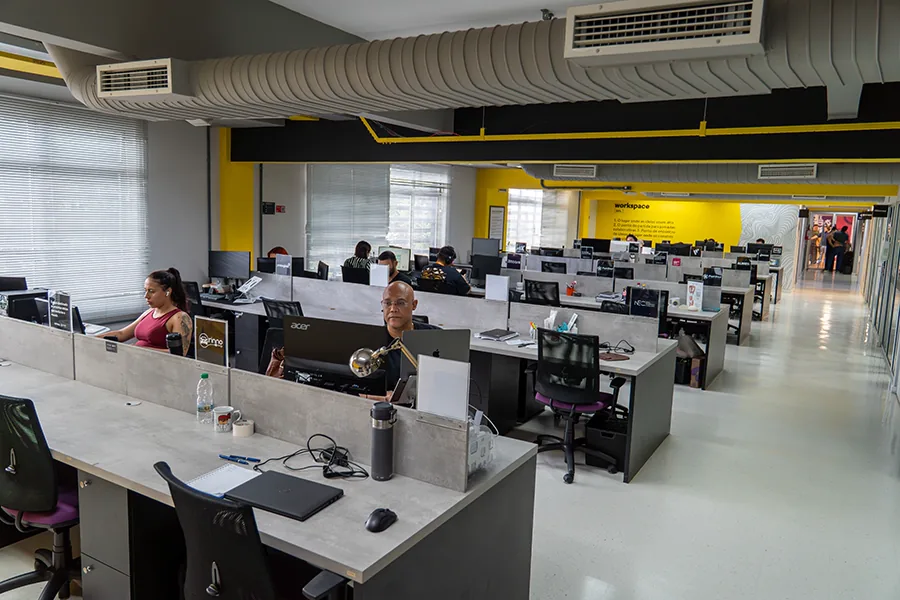 Startups trabalhando no coworking da HOTMILK