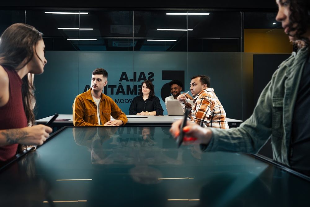 Reunião em sala temática com mesa interativa touch