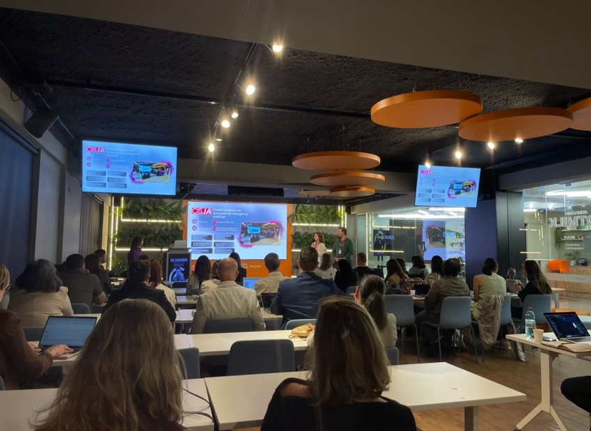 Plateia assistindo a uma apresentação no auditório da HOTMILK