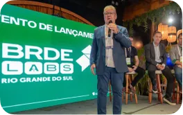 Lançamento do BRDE Labs Rio Grande do Sul, com o palestrante no palco
