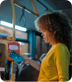 Passageira usa o celular dentro do ônibus