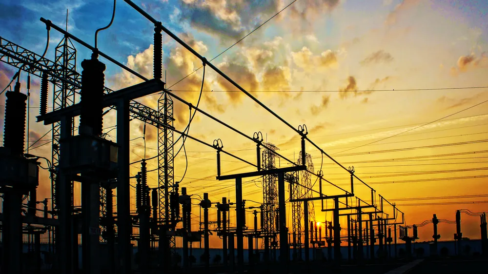 Subestação de energia ao pôr do sol