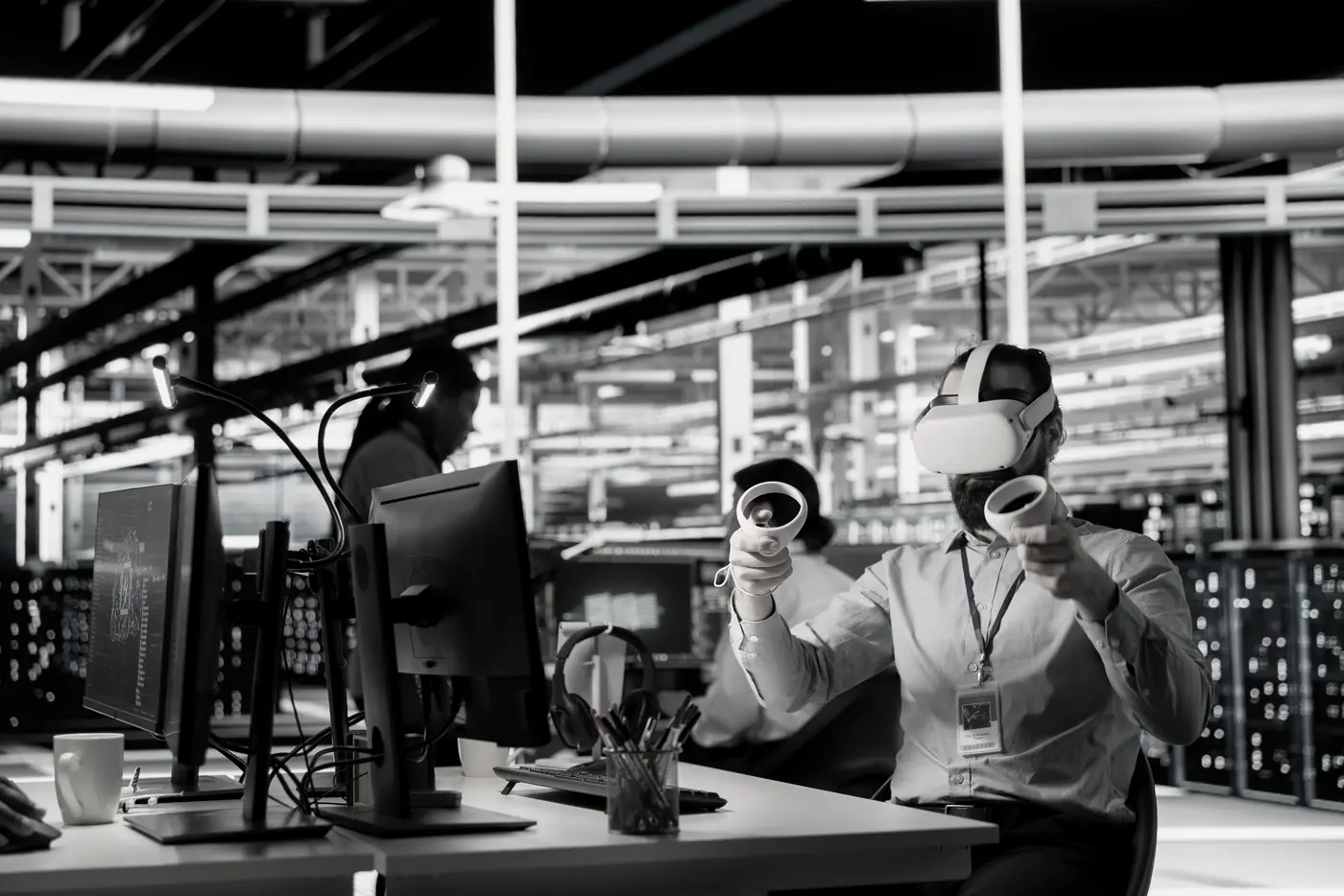 Profissional usa óculos e controles de realidade virtual numa sala de operações industriais