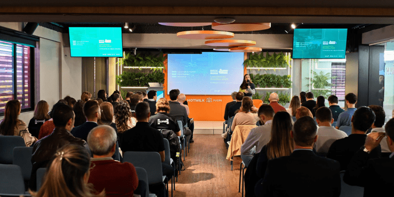 Evento de lançamento do BRDE Labs Paraná 2025, realizado na Innosphera, espaço de eventos da HOTMILK PUCPR