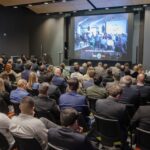 Pessoas em auditório durante palestra