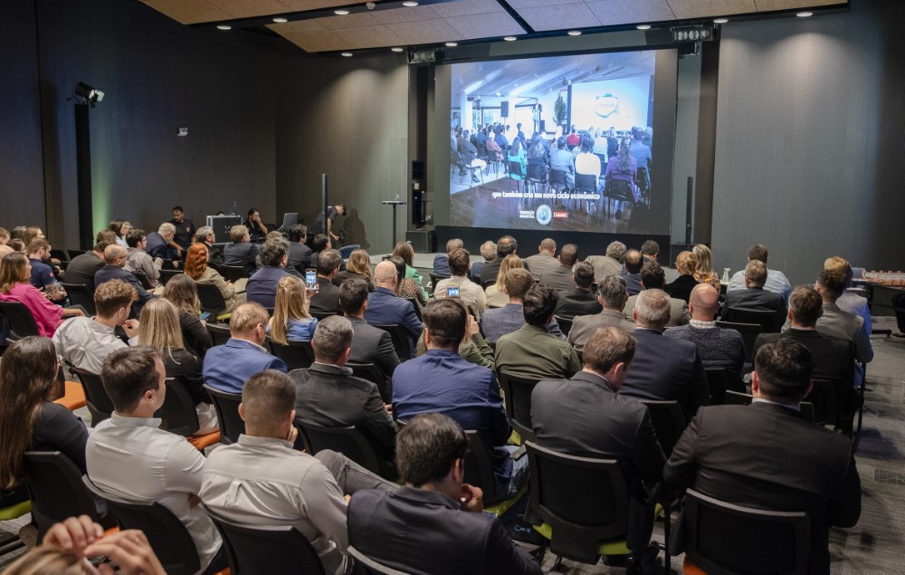 Pessoas em auditório durante palestra