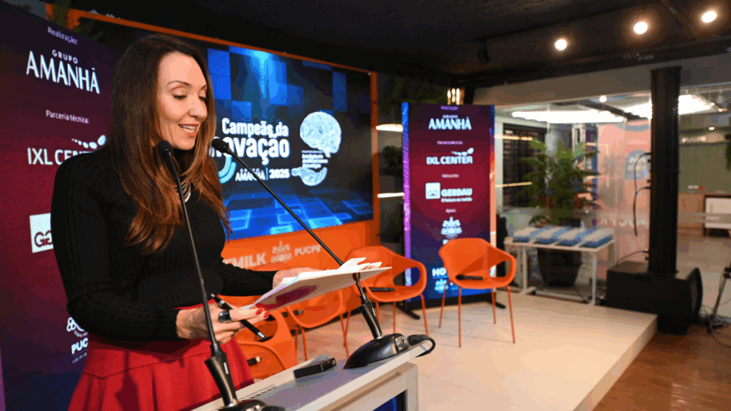 Cerimonialista apresenta o prêmio campeãs da inovação