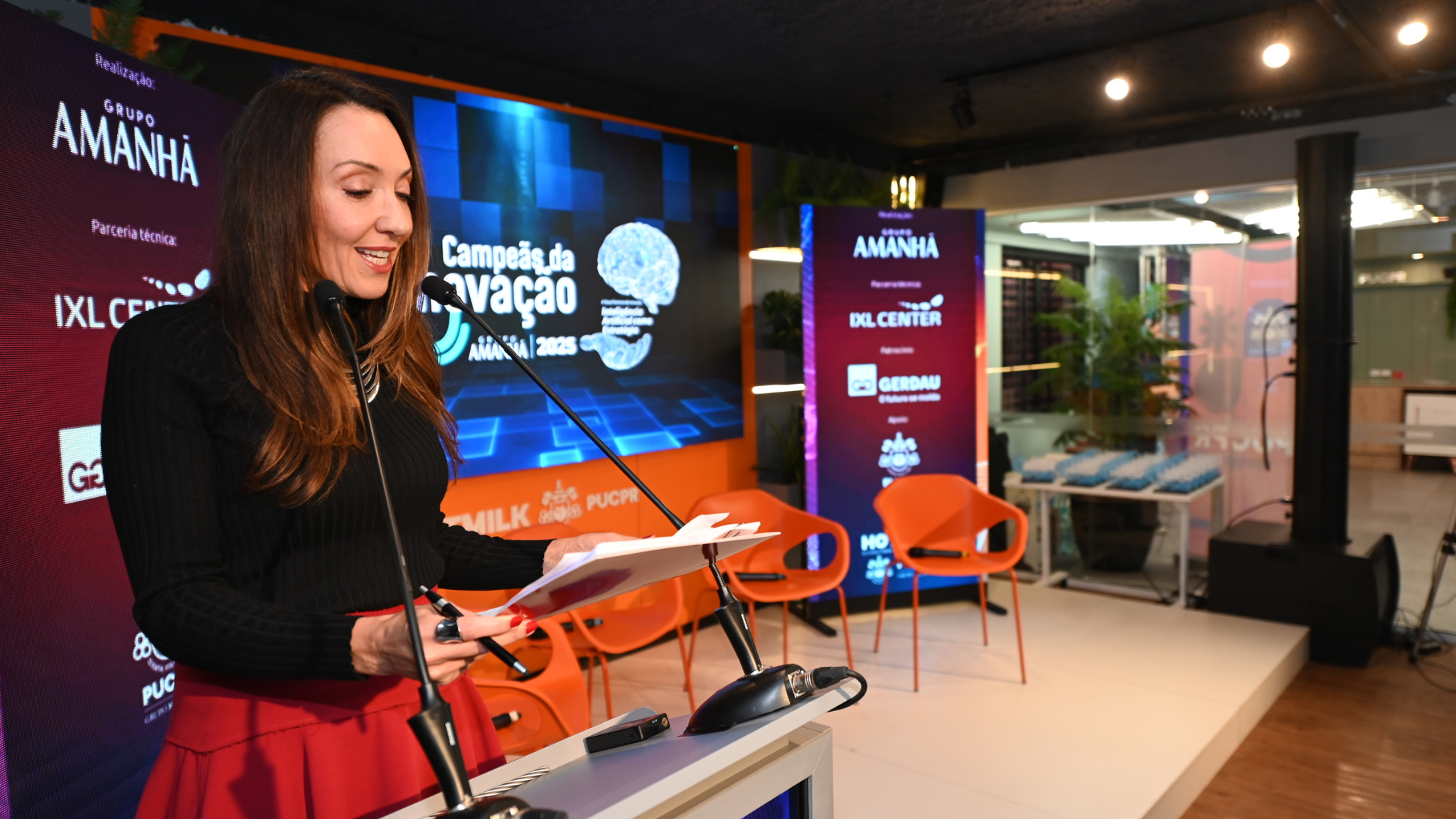 Cerimonialista apresenta o prêmio campeãs da inovação