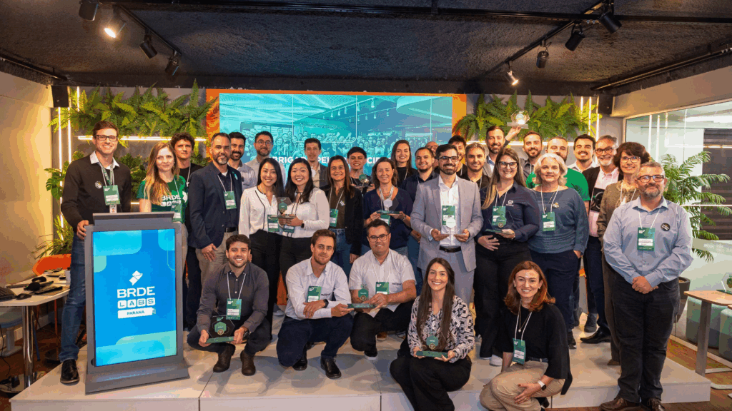 Imagens de pessoas em frente a um palco de eventos