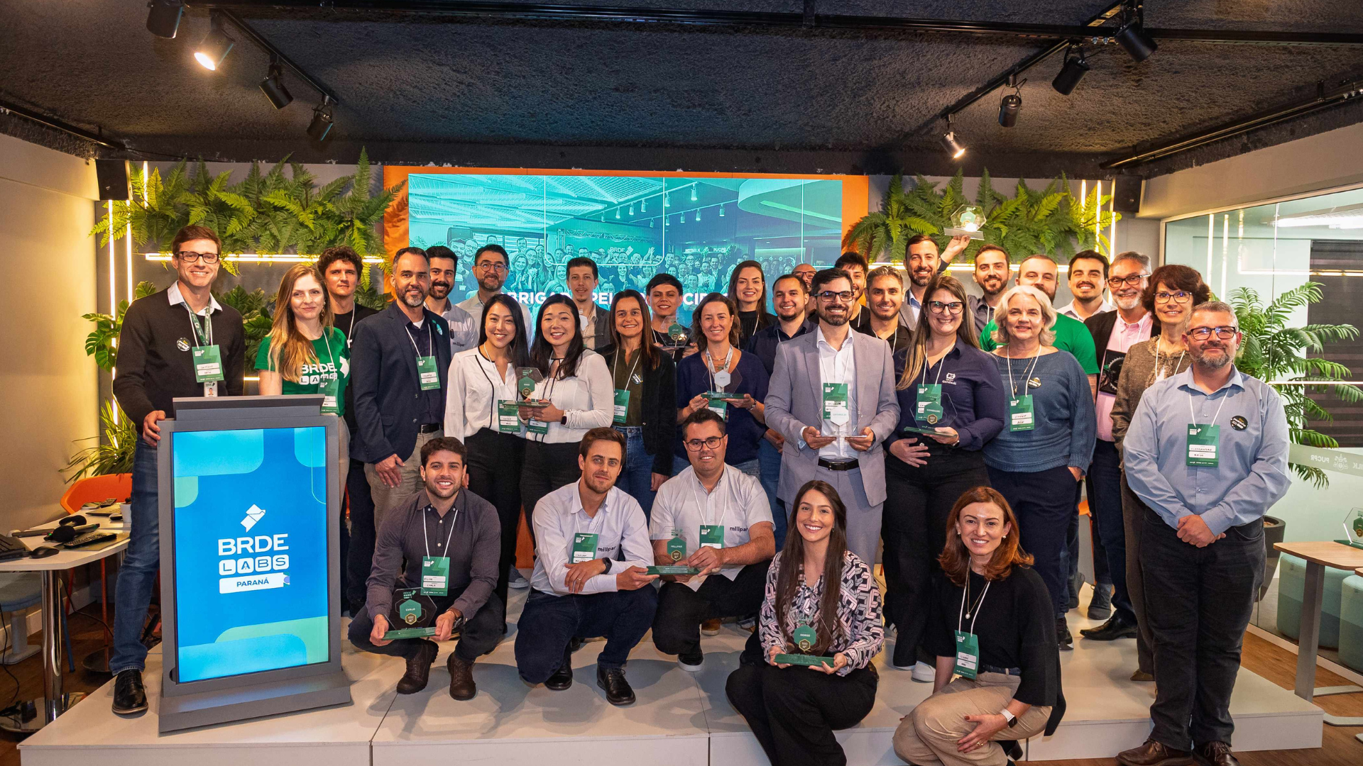 Imagens de pessoas em frente a um palco de eventos