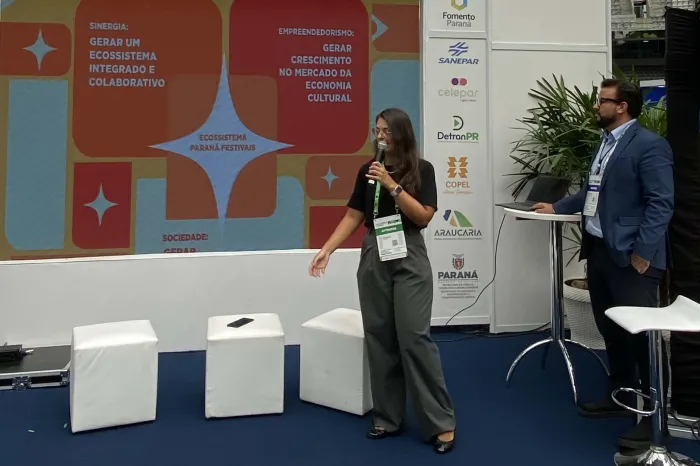 Fernanda Shulte, mulher branca e gerente de projetos da HOTMILK, apresenta o Paraná Festivais no Smart City