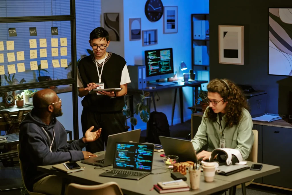 Jovens em escritório trabalhando juntos simbolizando o novo momento com o Startup Growth Plan