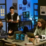 Jovens em escritório trabalhando juntos simbolizando o novo momento com o Startup Growth Plan