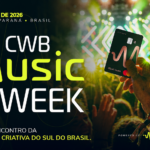 Imagem de divulgação do CWB Music Week 2026, com uma pessoa segurando um cartão de crédito em meio a plateia de um show