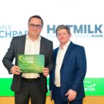 Professor Anderson Szejka recebendo prêmio do Campeãs da Inovação