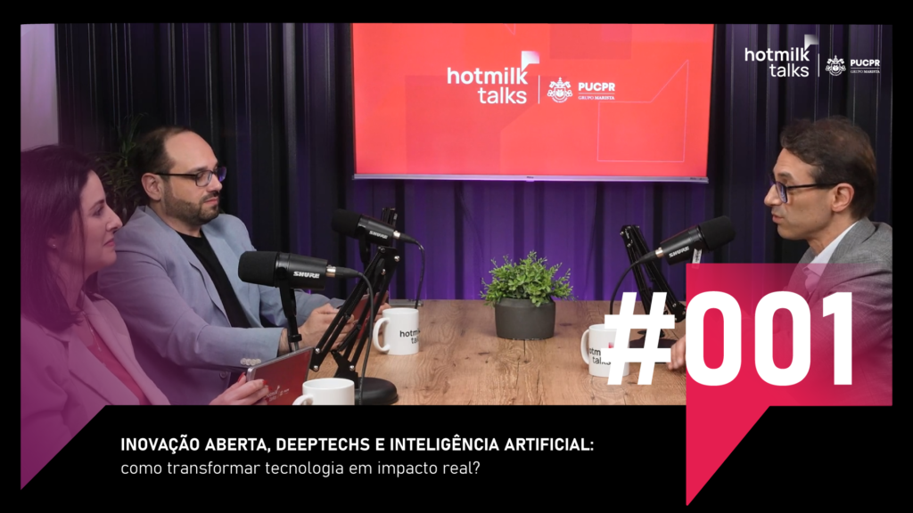 Pessoas em estudio de gravação em um episódio de podcast. Na imagem está escrito HOTMILK Talks com Mauricio Zanforlin