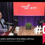 Pessoas em estudio de gravação em um episódio de podcast. Na imagem está escrito HOTMILK Talks com Mauricio Zanforlin