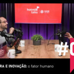 Pessoas em uma mesa de Podcast conversando O texto traz: Cultura e Inovação, o fator humano