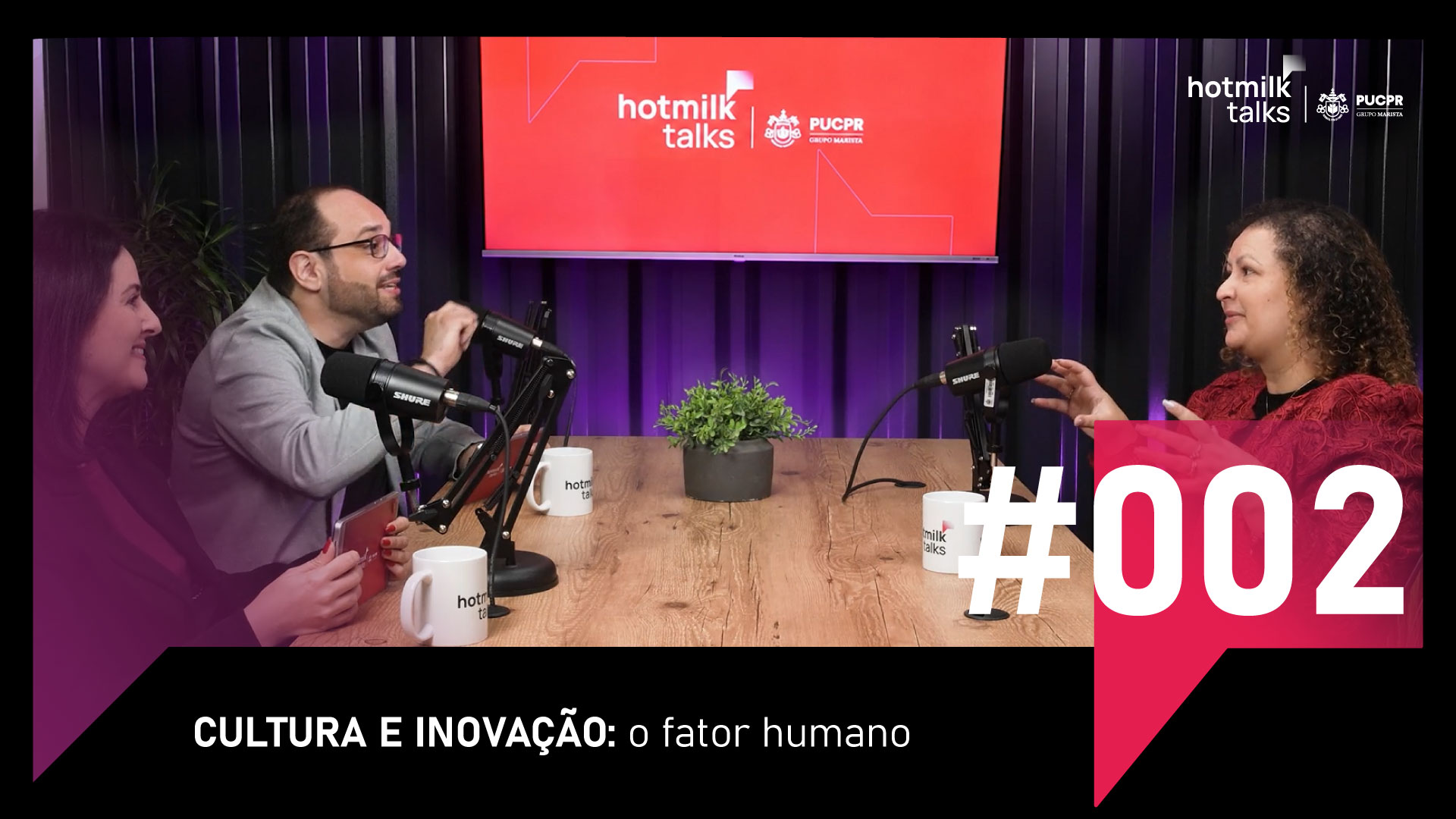 Pessoas em uma mesa de Podcast conversando O texto traz: Cultura e Inovação, o fator humano